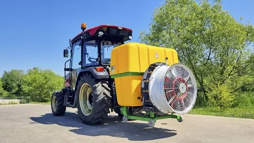 Трактор Solis-gold 60GС с опрыскивателем Flagman  в работе