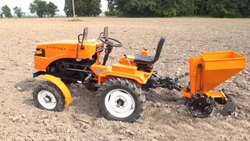 Мини-трактор Кентавр Т-18 с чеснокосажалкой и картофелесажалкой в работе