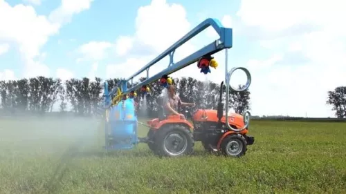 Мини-трактор Кентавр Т-224 с навесным опрыскивателем D-Pol в работе