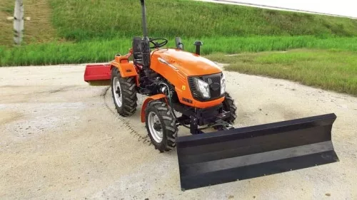 Мини-трактор Кентавр Т-224 с отвалом и коммунальной щёткой в работе