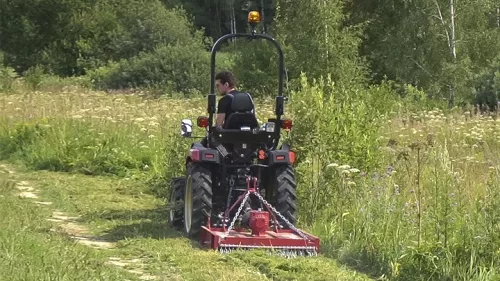 Трактор Solis-GOLD 26 с садовой косилкой Solis в работе