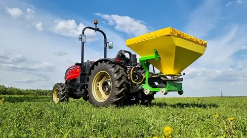 Трактор Solis-gold 60G с разбрасывателем Flagman | Флагман в работе