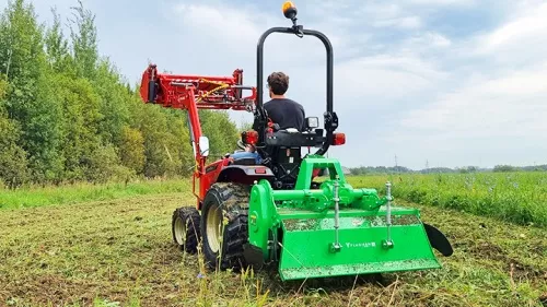 Трактор Solis-GOLD 26 (6+2)В с почвофрезой Flagman в работе