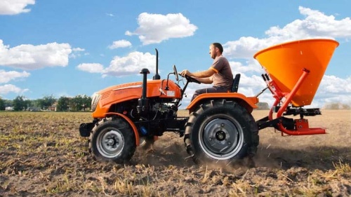 Мини-трактор Кентавр Т-220 с навесным разбрасывателем удобрений в работе