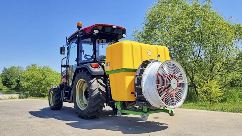 Трактор Solis-gold 60GС с опрыскивателем Flagman  в работе