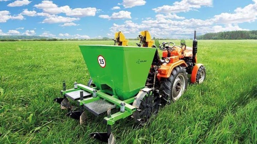 Мини-трактор Кентавр Т-224 с картофелесажалкой и чеснокосажалкой в работе