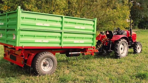 Мини-трактор Dongfeng 244 с прицепом Kerland 3530 в работе