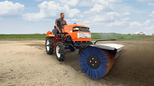 Мини-трактор Кентавр Т-18 с отвалом и подметальной щёткой в работе