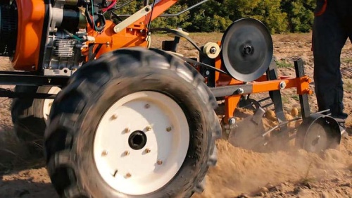 Мотоблок Кентавр 2091Д и 2016Б с картофелекопалкой в работе