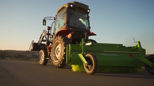 Коммунальный трактор Кентавр Т-654C G2 со щеткой Kerland в работе