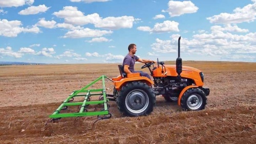 Мини-трактор Кентавр Т-220 и культиватор BOMET в работе