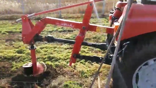 Трактор МТЗ с земляным буром Wirax (видео от клиента в работе)