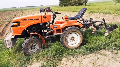Отзыв на минитрактор Кентавр Т-18 с окучником