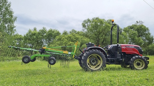 Трактор Solis-gold 60G с граблями Flagman в работе