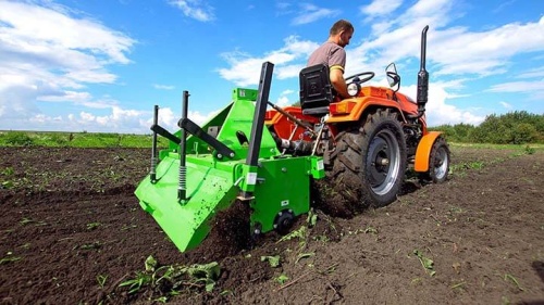Мини-трактор Кентавр Т-224 c почвофрезой BOMET в работе.