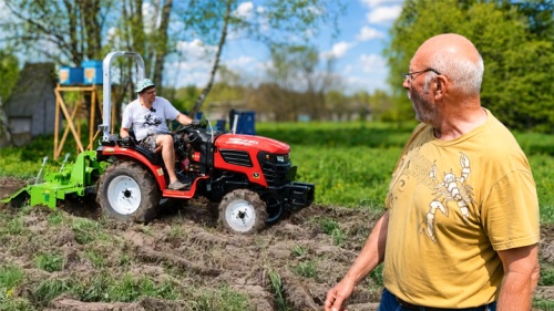 Показал соседу, на что способен Китайский трактор Кентавр Т-344 kubota в работе с фрезой. Он в шоке!