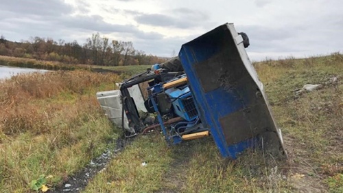 Фронтальный погрузчик опрокидывает трактор!?