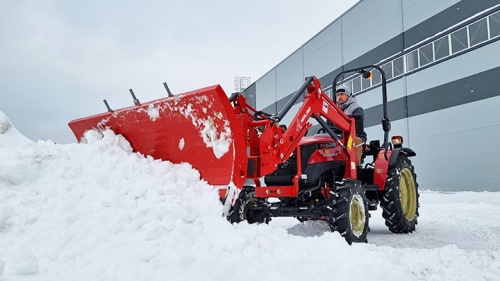 Трактор Solis-GOLD 26 Xtra с погрузчиком и отвалом Kerland в работе